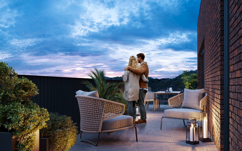 Couple sur une terrasse en plein cœur de la nature 