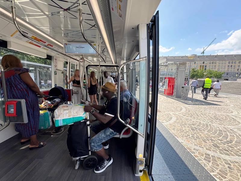 Intérieur du tram à larrêt place St Lambert